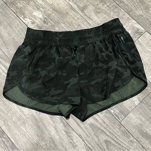 Lululemon Athletica camo Tracker 4” short